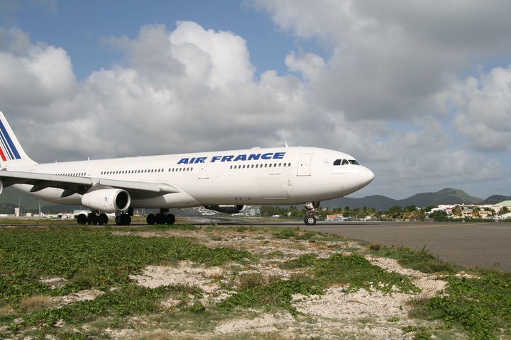 AF A340-300 MahoBeach Takeoff