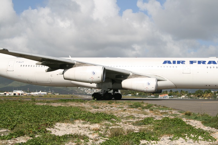 AF A340-300 MahoBeach Takeoff