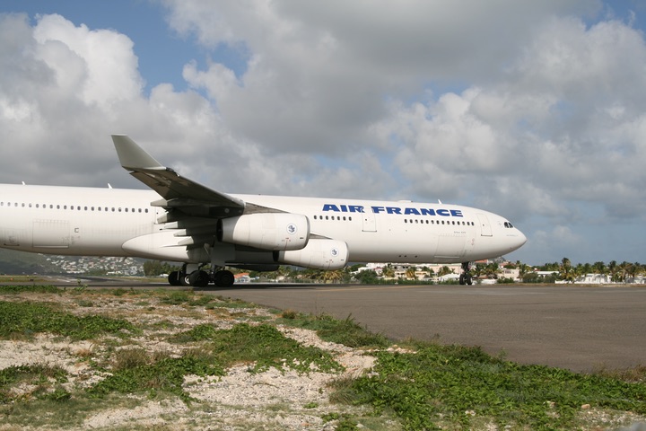 AF A340-300 MahoBeach Takeoff