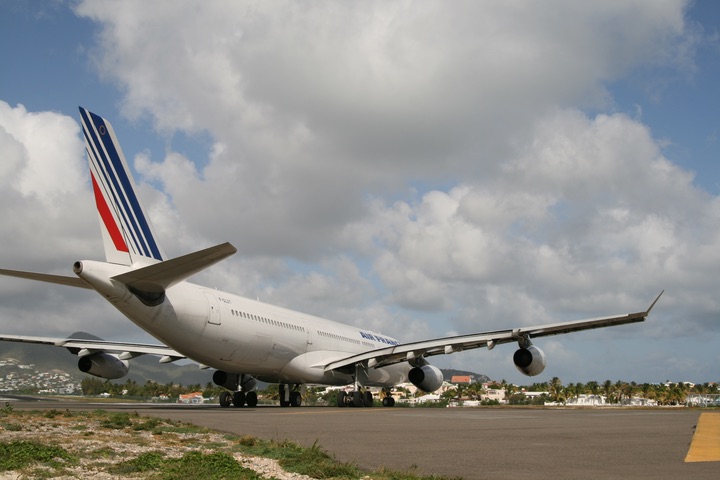 AF A340-300 MahoBeach Takeoff