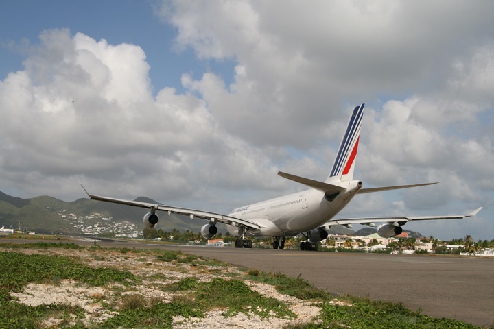 AF A340-300 MahoBeach Takeoff