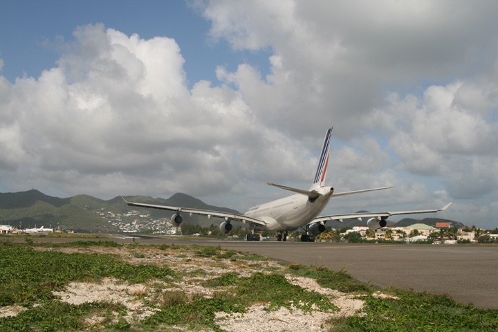 AF A340-300 MahoBeach Takeoff