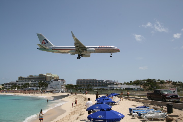 AA B757-200 MahoBeach