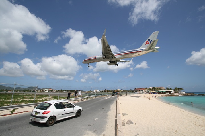 AA B757-200 MahoBeach