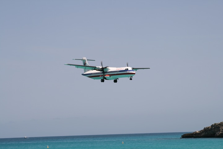 OW ATR72-200 MahoBeach