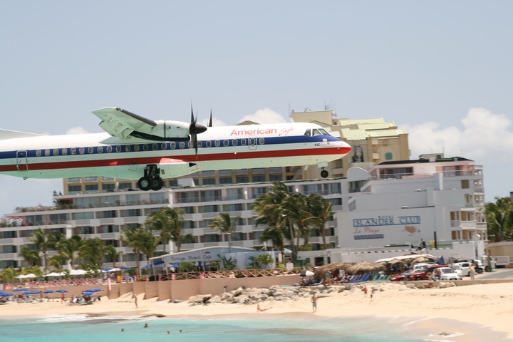 OW ATR72-200 MahoBeach