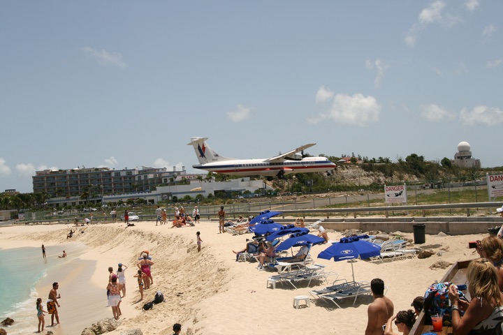 OW ATR72-200 MahoBeach