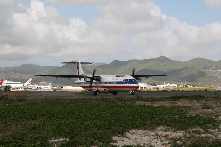 OW ATR72-200 MahoBeach