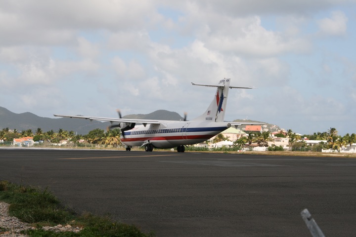 OW ATR72-200 MahoBeach