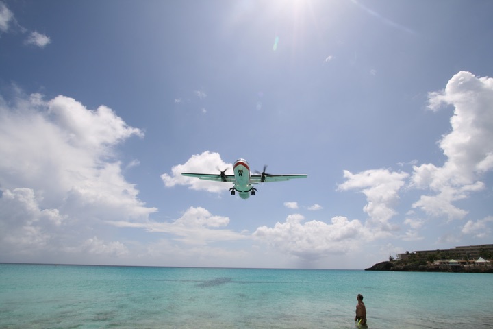 OW ATR72-200 MahoBeach