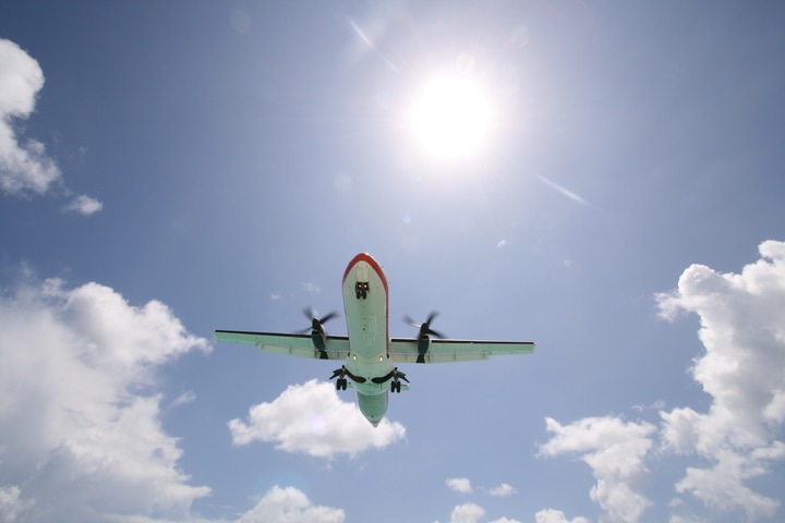 OW ATR72-200 MahoBeach