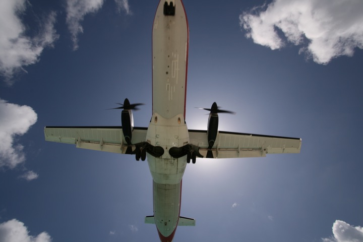 OW ATR72-200 MahoBeach