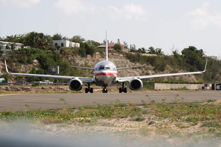 AA B737-800 MahoBeach