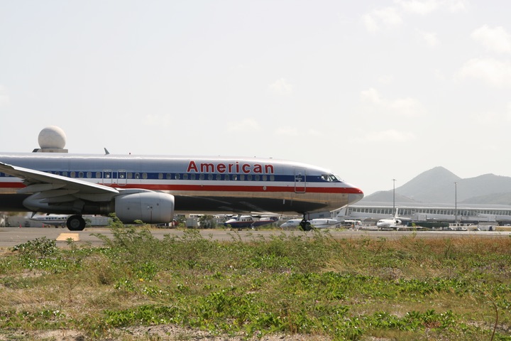 AA B737-800 MahoBeach