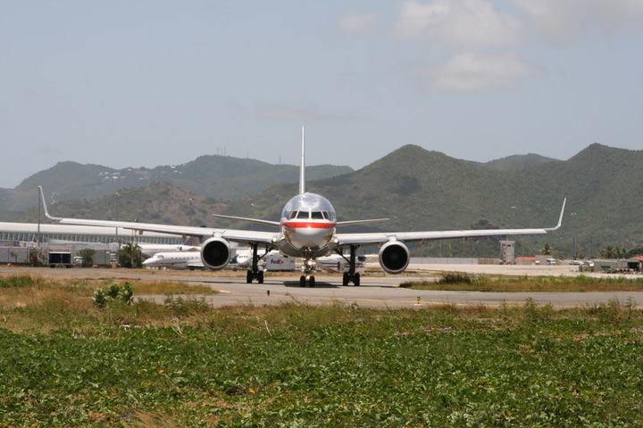 AA B757--200 MahoBeach