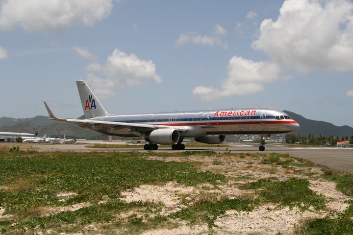 AA B757--200 MahoBeach