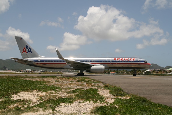 AA B757--200 MahoBeach