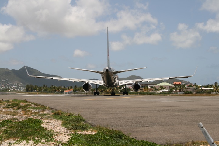 AA B757--200 MahoBeach