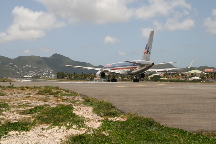 AA B757--200 MahoBeach