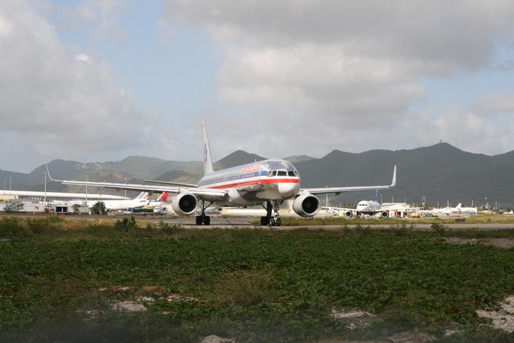 AA B757--200 MahoBeach