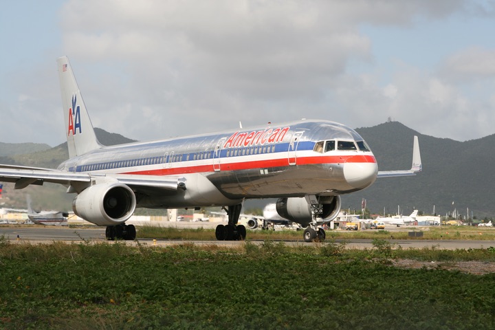 AA B757--200 MahoBeach