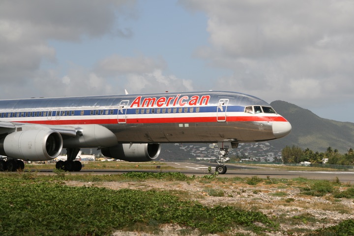 AA B757--200 MahoBeach