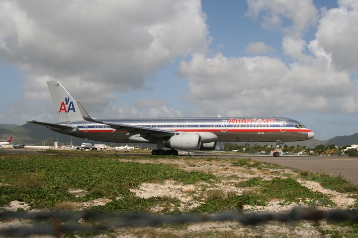 AA B757--200 MahoBeach