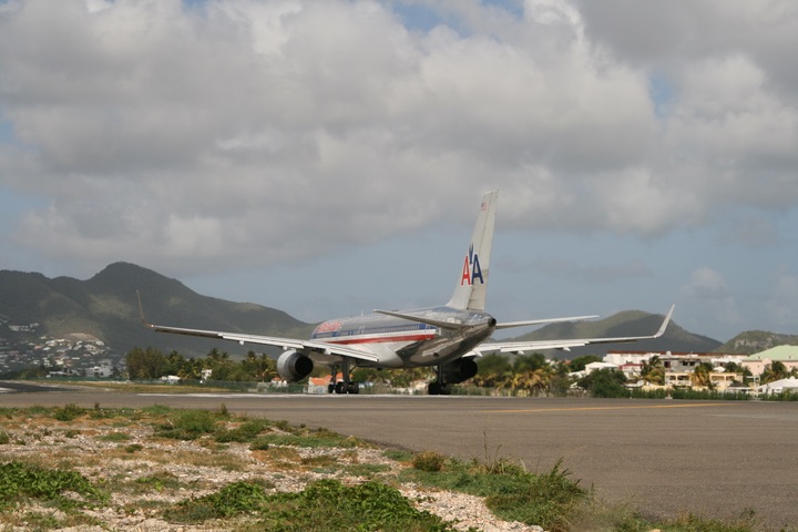 AA B757--200 MahoBeach
