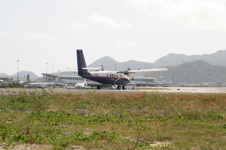 DHC-6-300 MahoBeach