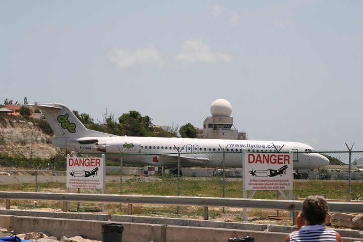 DAE Fokker100 MahoBeach
