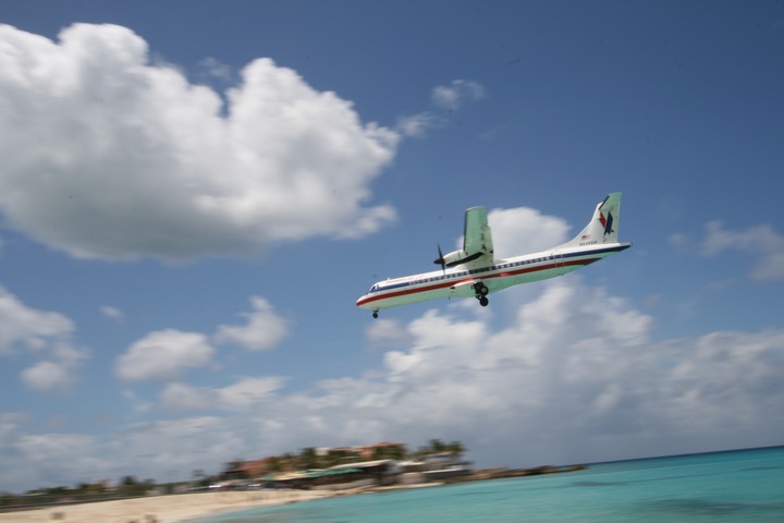 OW ATR 72-212 MahoBeach